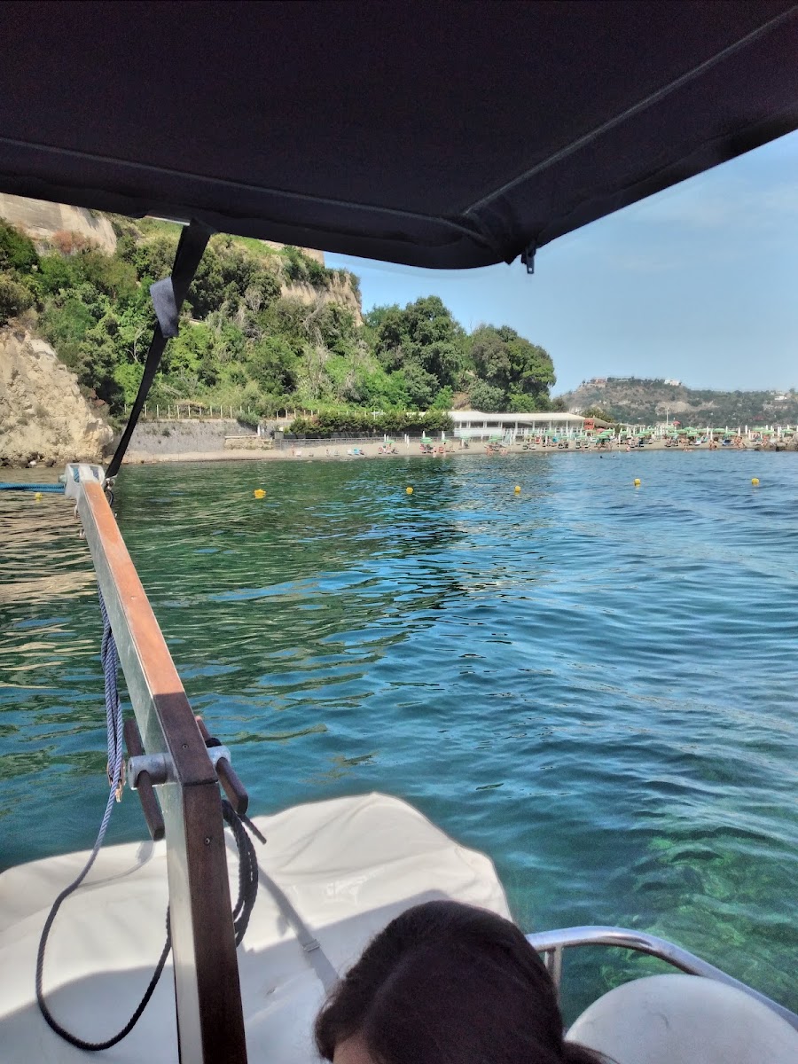 Acque turchesi lungo la costa dalla barca