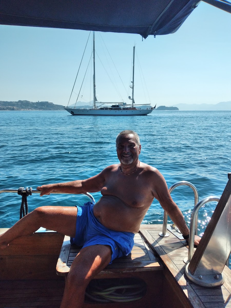 Barca a vela nel Golfo con il comandante al timone