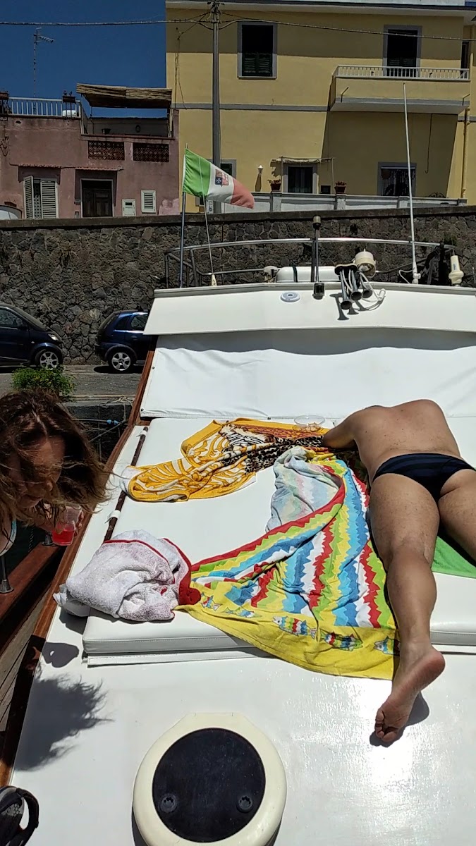 Relax al sole sul ponte della barca