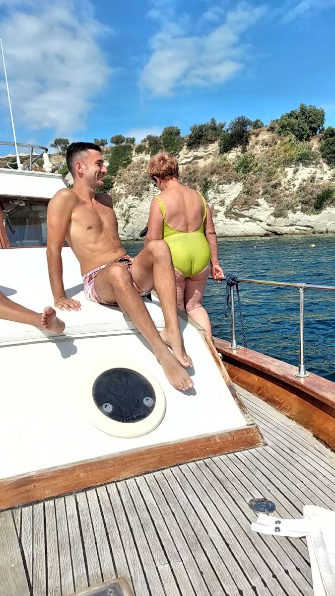 Ospiti sul ponte della barca