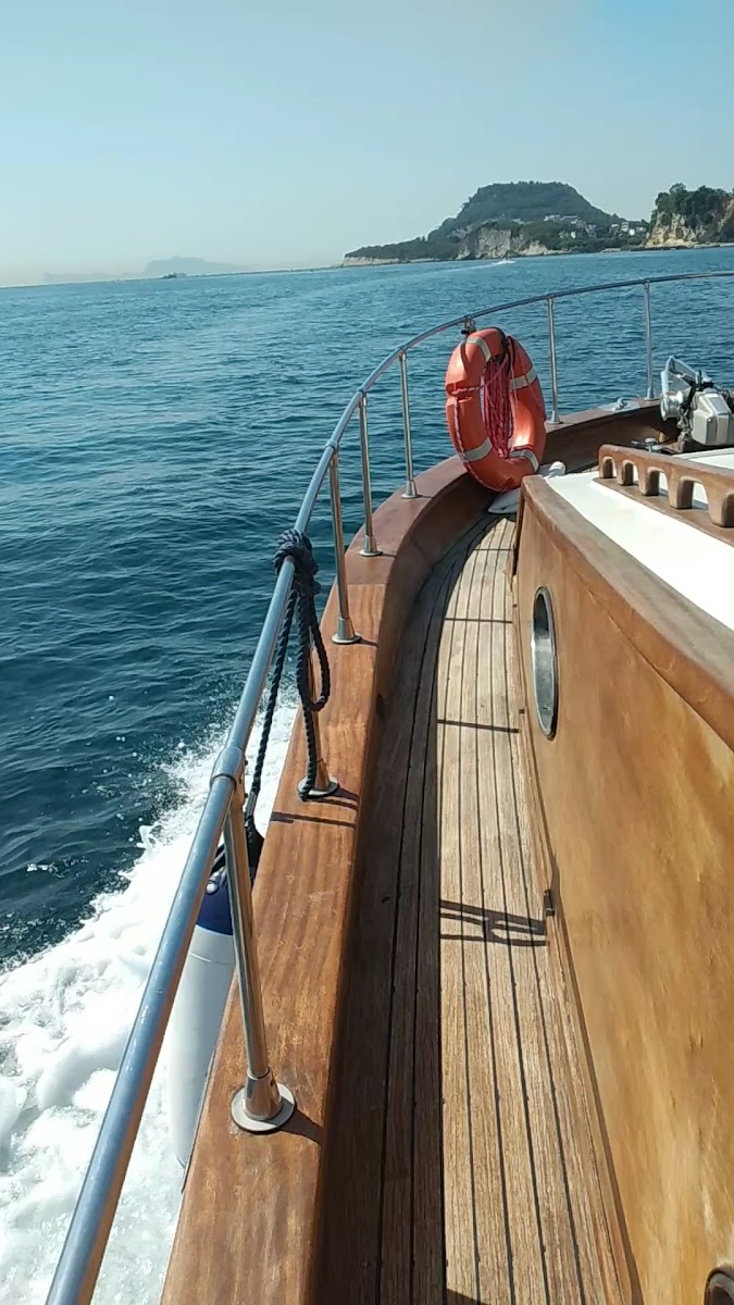Prua in legno durante la navigazione nel Golfo